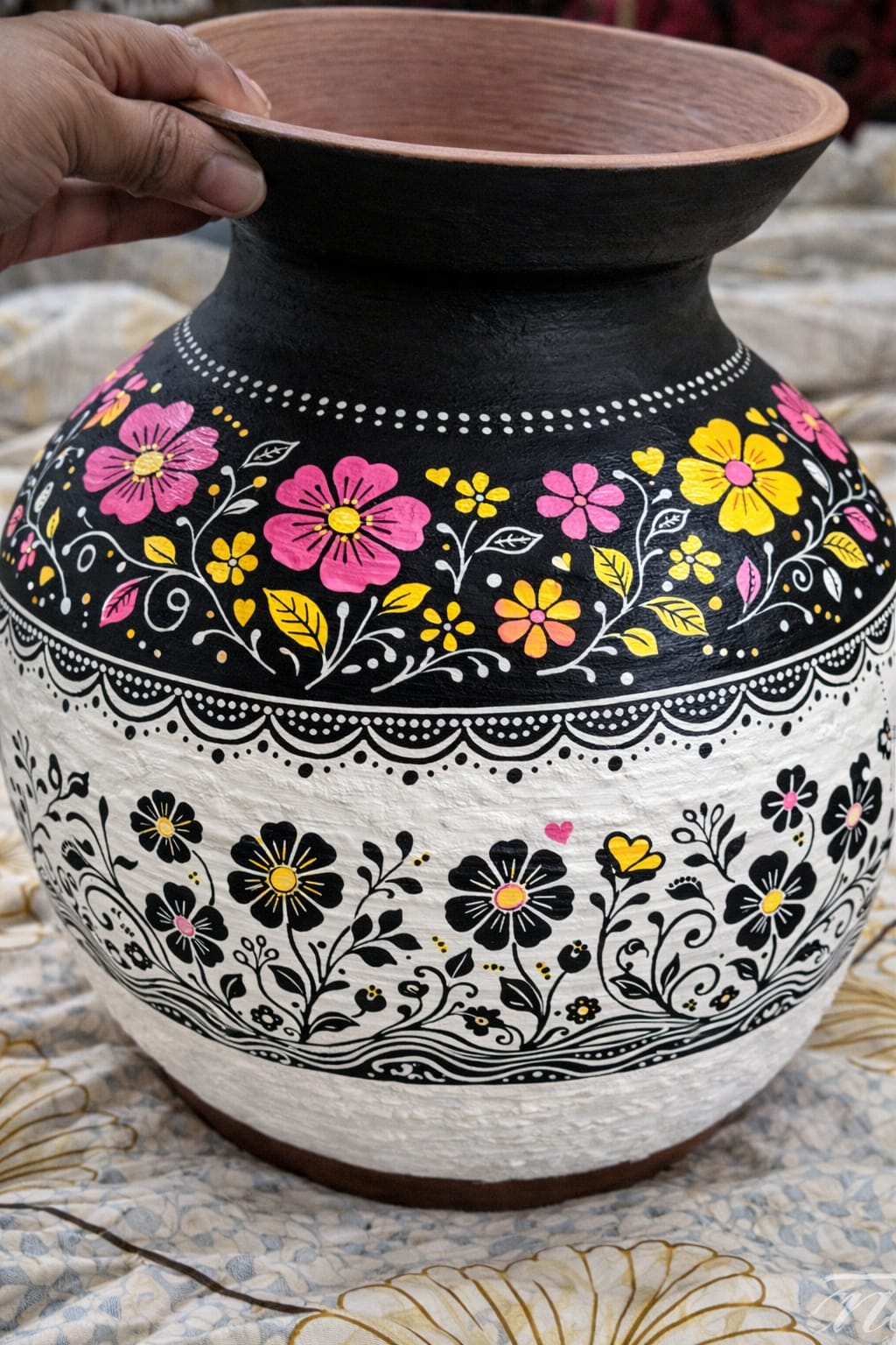 Folk Art Pot Design